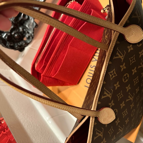 Louis Vuitton Neverfull MM in Brown Monogram - Picture 6 of 7